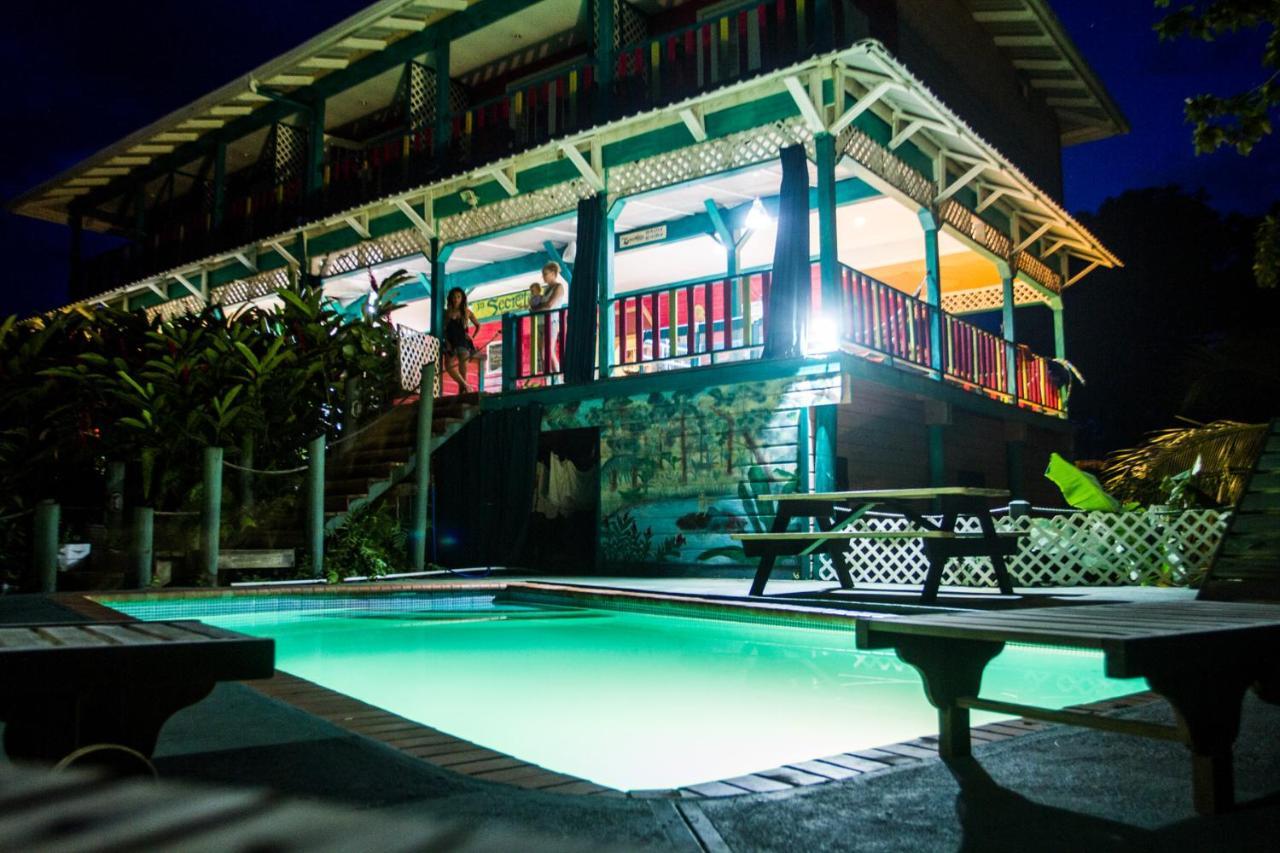 Los Secretos Guesthouse Bocas Town Exterior photo